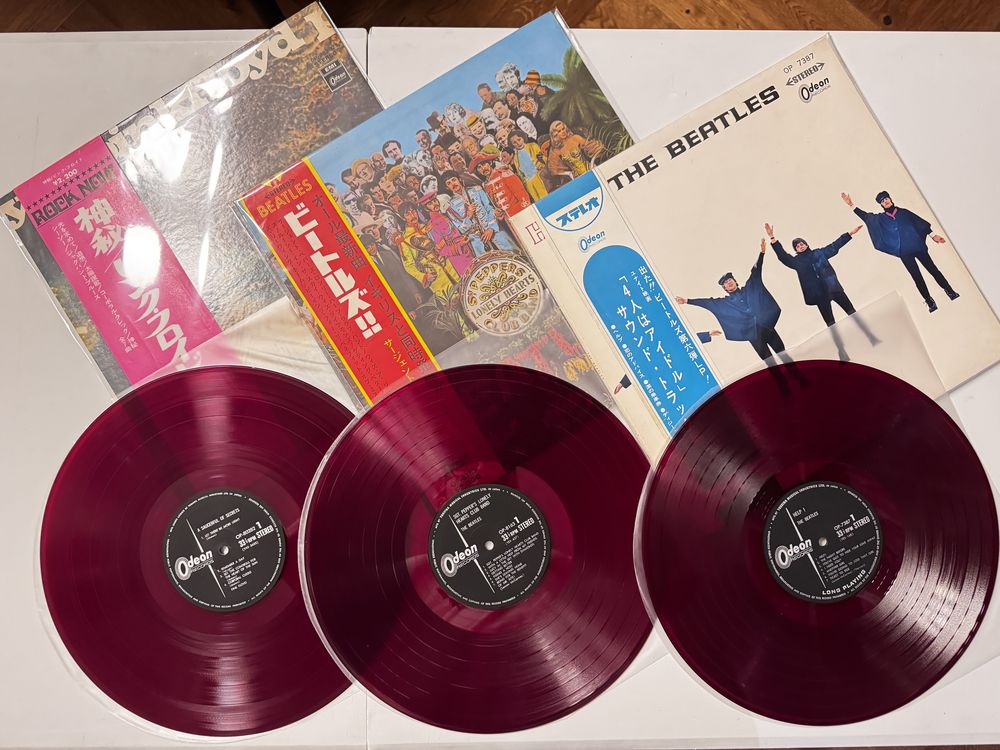 Czerwone winyle Toshiba z lat 60. i 70.